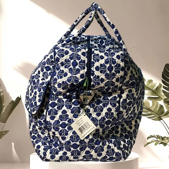 Vera Bradley NEW  HUGE traveler tote. Has the shoulder strap. No callouts - Picture 4 of 9